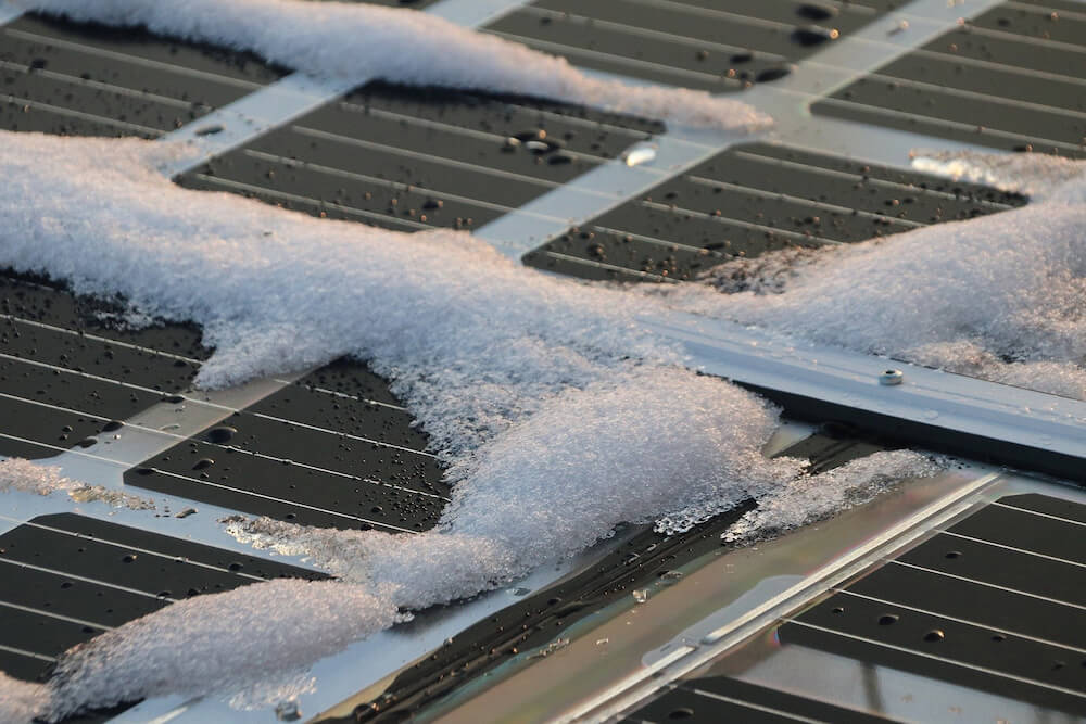 Ha egy tető elbír egy vastagabb hótakaró súlyával, akkor a napelemes rendszer terhe sem fog gondot okozni neki.